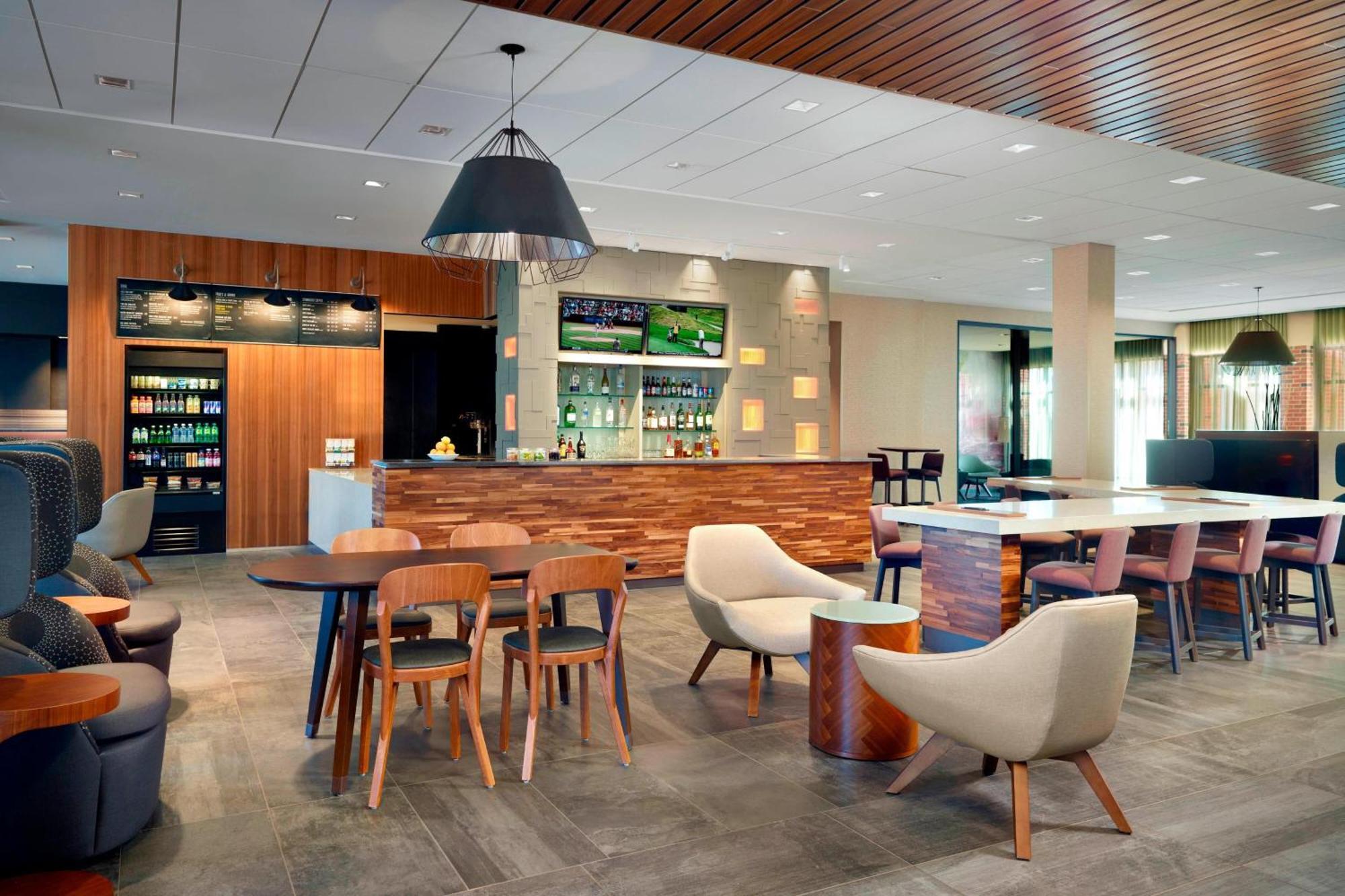 Courtyard By Marriott Lagrange Hotell Exteriör bild
