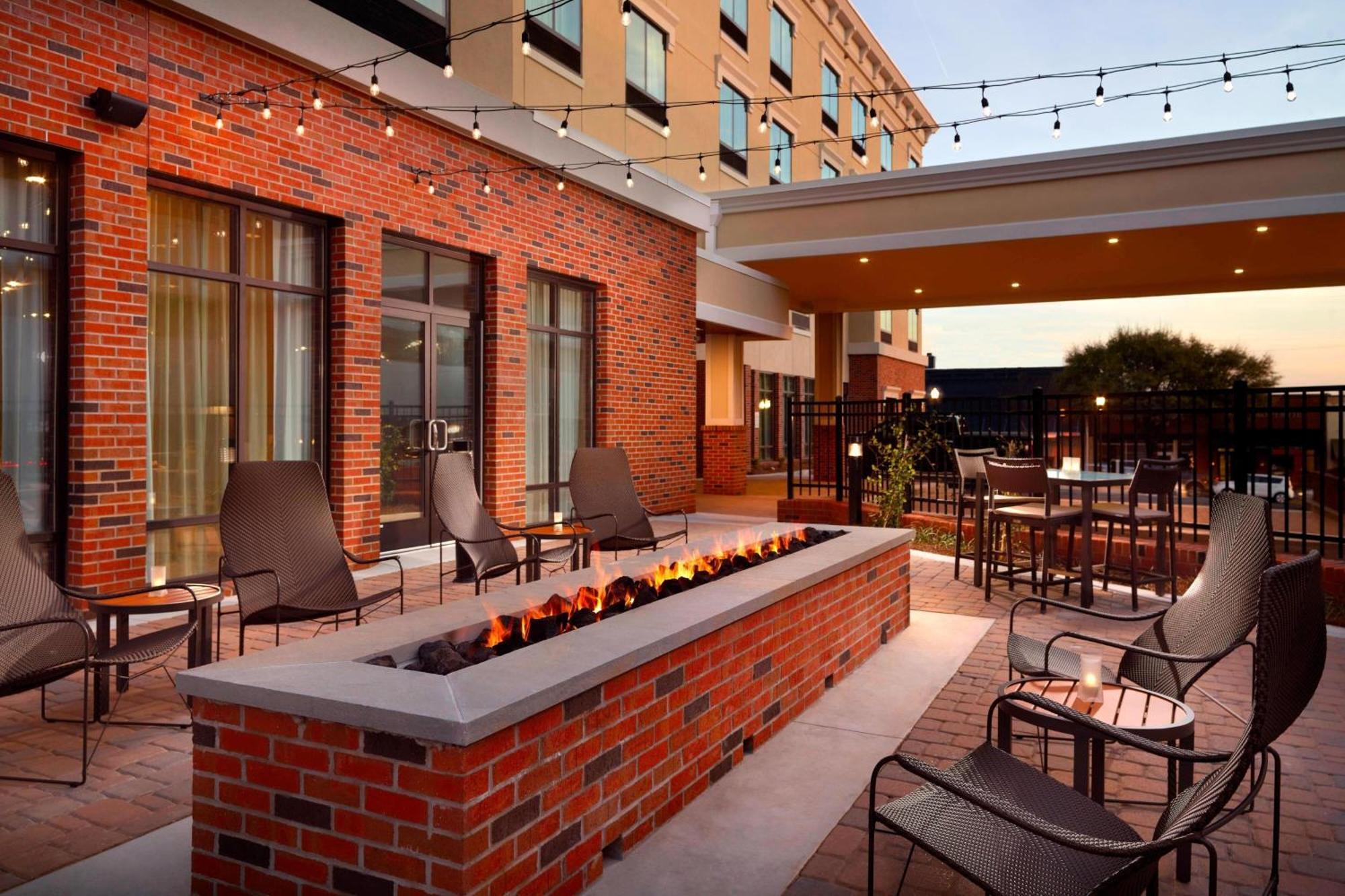 Courtyard By Marriott Lagrange Hotell Exteriör bild