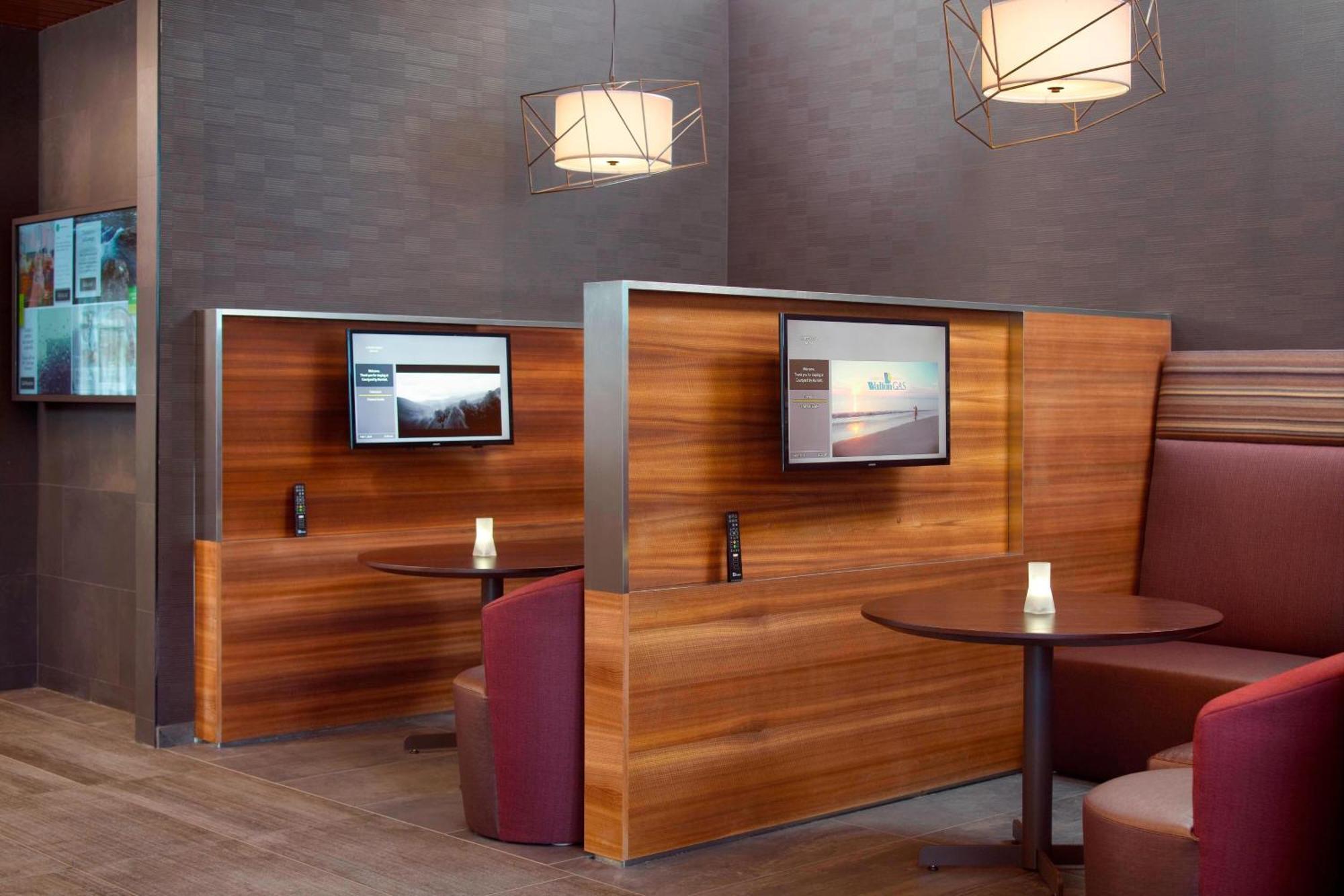 Courtyard By Marriott Lagrange Hotell Exteriör bild