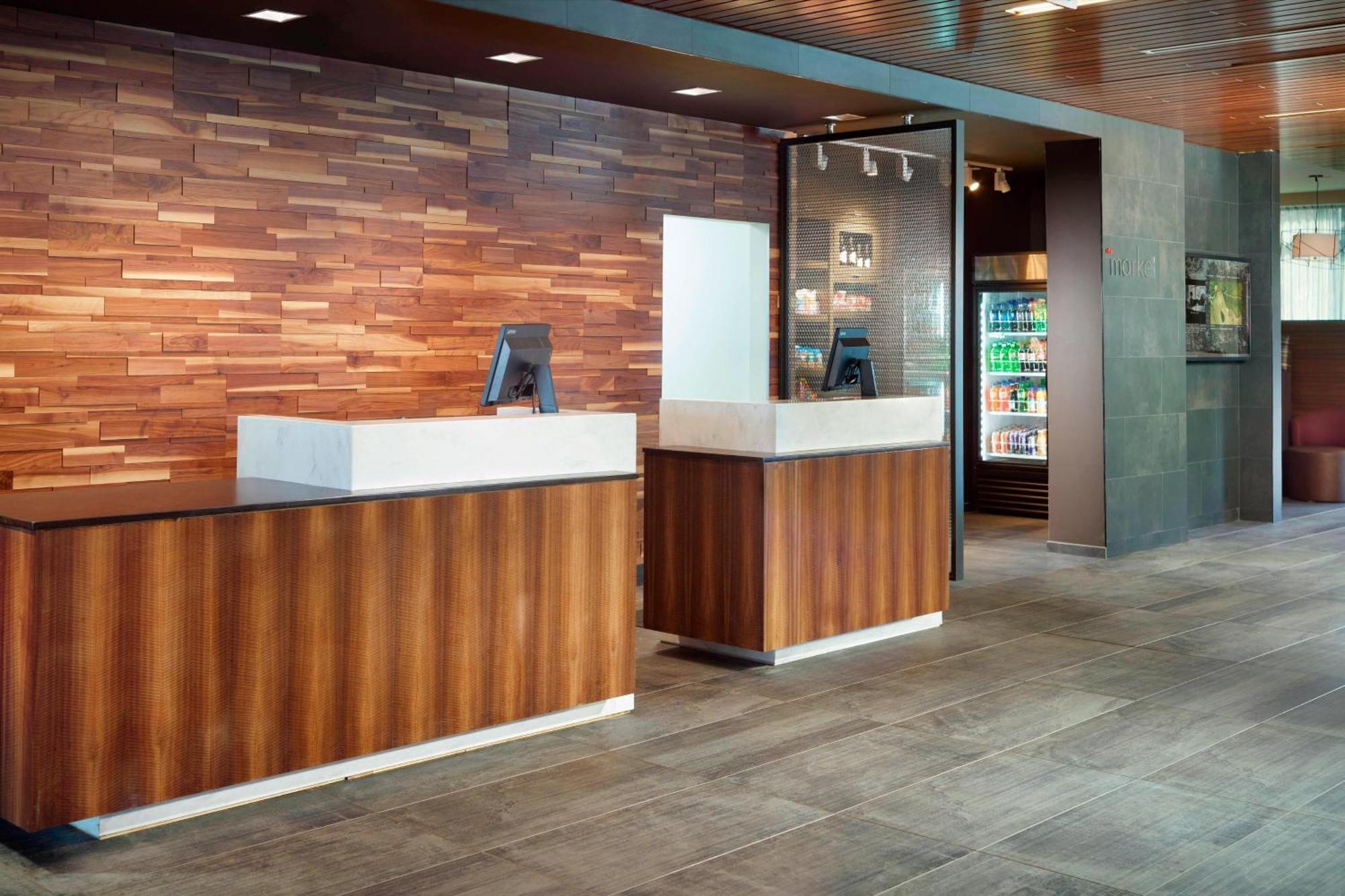 Courtyard By Marriott Lagrange Hotell Exteriör bild